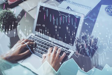 Forex grafik arka plan ile borsa dizüstü bilgisayar ile notlar yazma adamın ellerini çift pozlama. Üst Görünüm. Araştırma ve ticaret kavramı.