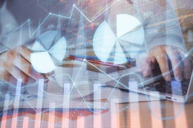 Arka planda ofiste bilgisayarda çalışan işadamı ile Forex grafiği. Sert çalışma kavramı. Çift Pozlama.