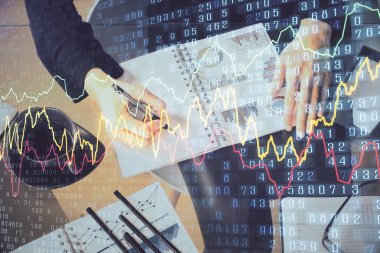 Forex grafik huds ile notlar yapma ellerin çoklu pozlama. Borsa konsepti.