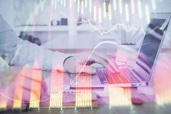 Multi-Exposition des Börsendiagramms mit einem Mann, der am Computer im Hintergrund arbeitet. Konzept der Finanzanalyse. — Stockfoto