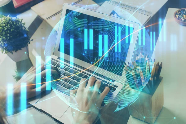 Doble exposición de las manos del hombre escribiendo notas con el ordenador portátil de la bolsa con fondo gráfico de divisas. Vista superior. Concepto de investigación y comercio . — Foto de Stock