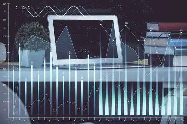 Grafiek van de beurs op de achtergrond met bureau en personal computer. Meervoudige blootstelling. Begrip financiële analyse. — Stockfoto