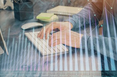 Arka planda ofiste bilgisayarda işadamı yazarak stok grafiği. Analiz kavramı. Çift Pozlama.