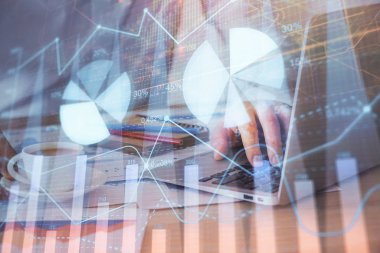 Arka planda ofiste bilgisayarda çalışan işadamı ile Forex grafiği. Sert çalışma kavramı. Çoklu pozlama.