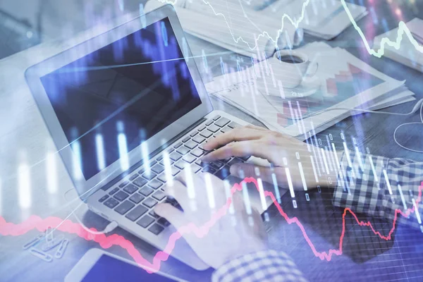 Arka planda bilgisayarla çalışan bir adamla iki kez ön x çizelgesine maruz kaldık. Pazar analizi kavramı.