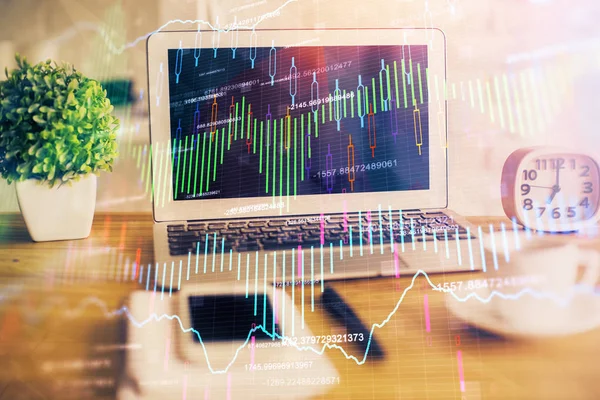 Zeichnung von Finanzdiagrammen und Tabelle mit Computer im Hintergrund. Mehrfachbelichtung. Konzept der internationalen Märkte. — Stockfoto