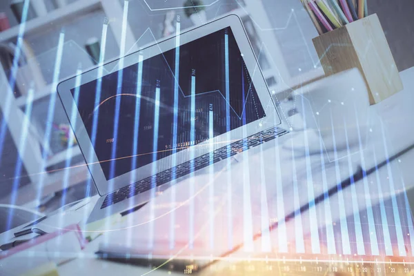 Börsendiagramm und Tabelle mit Computerhintergrund. Doppelbelichtung. Konzept der Finanzanalyse. — Stockfoto