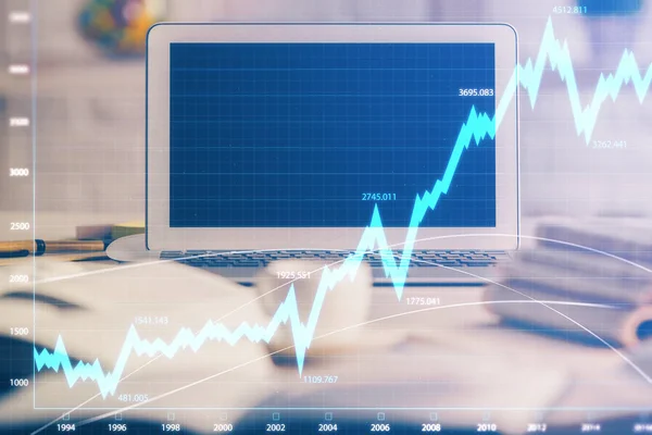 Ologramma del grafico del mercato Forex e personal computer sullo sfondo. Multi esposizione. Concetto di investimento. — Foto Stock