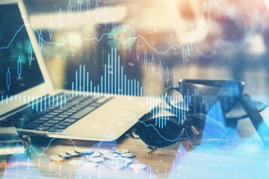 Forx grafiği ve bilgisayarla çalışma alanı çoklu pozlama. Uluslararası çevrimiçi ticaret kavramı.