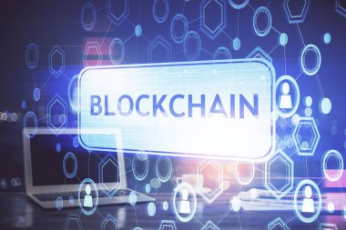 Blockchain temalı holograma ve bilgisayar arkaplanlı masaya çoklu maruz kalma. Bitcoin şifreleme para birimi kavramı.