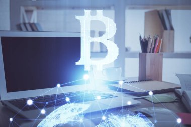 Blockchain temalı holograma ve bilgisayar arkaplanlı masaya çoklu maruz kalma. Bitcoin şifreleme para birimi kavramı.