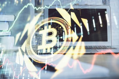 Blockchain temalı holograma ve bilgisayar arkaplanlı masaya çoklu maruz kalma. Bitcoin şifreleme para birimi kavramı.