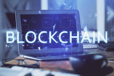Blockchain temalı holograma ve bilgisayar arkaplanlı masaya çoklu maruz kalma. Bitcoin şifreleme para birimi kavramı.