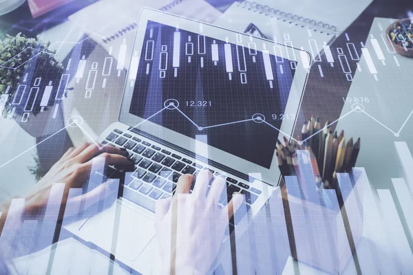 Dubbele blootstelling van man handen schrijven notities met laptop van aandelenmarkt met Forex Graph achtergrond. Bovenaanzicht. Concept van onderzoek en handel. — Stockfoto