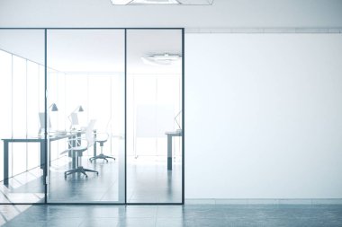 Boş duvarlı modern ofis içi