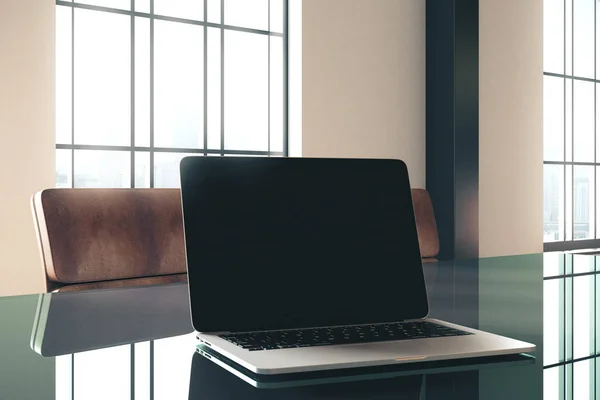 Laptop em branco na mesa de escritório de vidro — Fotografia de Stock