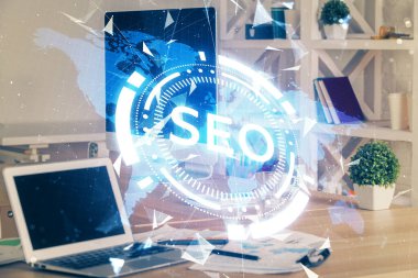 Bilgisayar ve seo çizim hologramı olan çok katmanlı bir tablo. Arama optimizasyon kavramı.