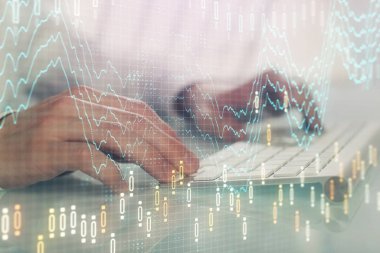 Arka planda ofiste bilgisayarda yazan adam ile grafik çift pozlama. Sıkı çalışma kavramı.