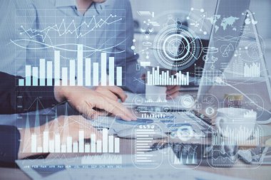 Adam arka planda ofiste bilgisayarda yazarak grafik Multi pozlama. Zor iş kavramı.