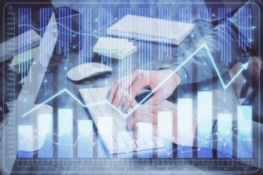 Arka planda ofiste bilgisayarda işadamı yazarak stok grafiği. Analiz kavramı. Çift Pozlama.