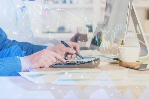 バックグラウンドでオフィスでコンピュータに取り組んでいるビジネスマンとの外国為替グラフ。勤勉の概念。クローズ アップ。マルチ露出. — ストック写真