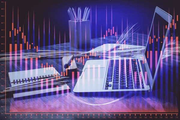 Disegno grafico finanziario e tavolo con computer sullo sfondo. Doppia esposizione. Concetto di mercati internazionali. — Foto Stock
