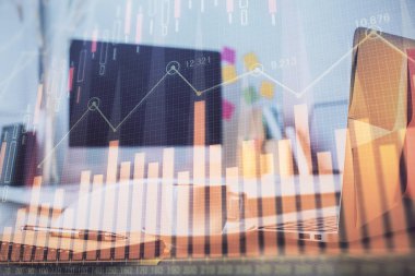 Finansal pazar grafiği hologramı ve kişisel bilgisayar arka planda. Çifte maruziyet. Önx kavramı.
