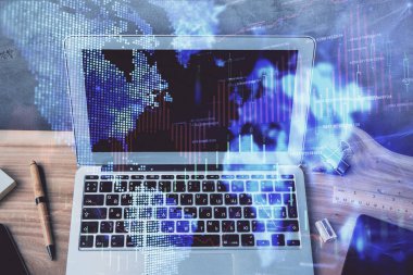 Forx grafiği ve bilgisayarla çalışma alanını iki katına çıkar. Uluslararası çevrimiçi ticaret kavramı.