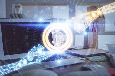 Blockchain temalı holograma ve bilgisayar arkaplanlı masaya çoklu maruz kalma. Bitcoin şifreleme para birimi kavramı.