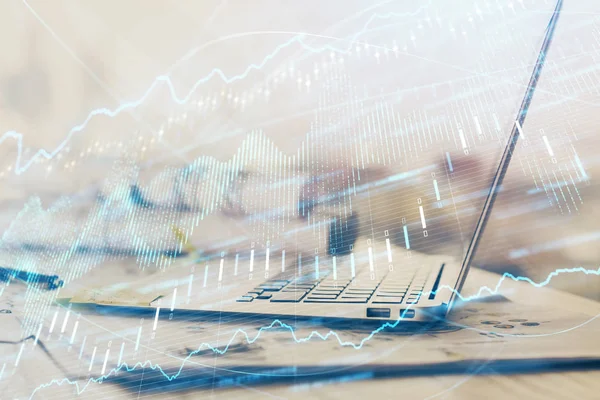 Gráfico de mercado de ações em segundo plano com mesa e computador pessoal. Dupla exposição. Conceito de análise financeira. — Fotografia de Stock