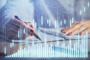 Forex grafik hologramı ile not lar yapan kadın ellerinin çift pozlama. Konsept borsa analizi.