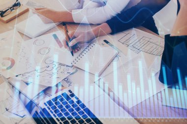 Bir kadın eller Not defteri hisse senedi piyasası hakkında bilgi yazma. Ön Forex grafik hologramlar. Araştırma kavramı. Çift Pozlama