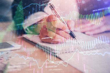 Bir kadın eller Not defteri hisse senedi piyasası hakkında bilgi yazma. Ön Forex grafik hologramlar. Araştırma kavramı. Çoklu pozlama