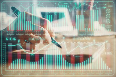 Kadın elinde görüntülenen finansal tablolar not ların arka planında yer alıyor. Araştırma kavramı. Çift pozlama