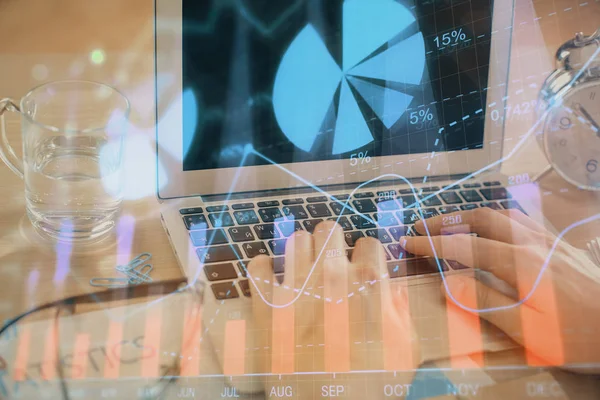Multi expozice tržního grafu s člověkem pracující na počítači na pozadí. Koncepce finanční analýzy. — Stock fotografie