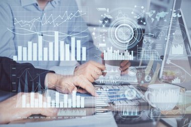 Adam arka planda ofiste bilgisayarda yazarak grafik Multi pozlama. Zor iş kavramı.