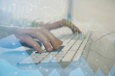 Arka planda ofiste bilgisayarda çalışan işadamı ile Forex grafiği. Sert çalışma kavramı. Closeup. Çoklu pozlama.