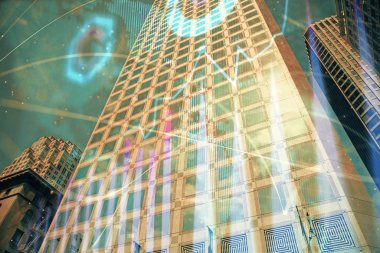 Yüksek binaların arka planında çoklu pozlama olan eski şehir haritası. Finansal araştırma kavramı.