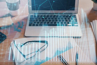 Finansal grafik renkli çizimler ve arka planda bilgisayar olan tablolar. Çifte maruziyet. Uluslararası pazarlar kavramı.