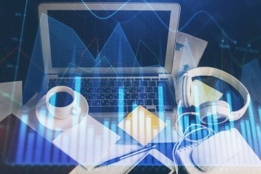 Finansal tablo çizimi ve arka planda bilgisayar olan bir tablo. Çifte maruziyet. Uluslararası pazarlar kavramı.