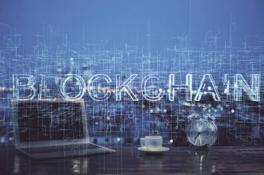 Blockchain temalı holograma ve bilgisayar arkaplanlı masaya çoklu maruz kalma. Bitcoin şifreleme para birimi kavramı.