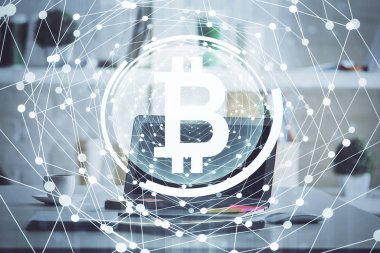 Blockchain temalı holograma ve bilgisayar arkaplanlı masaya çoklu maruz kalma. Bitcoin şifreleme para birimi kavramı.