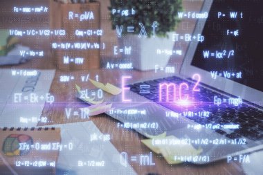 Masaüstü bilgisayar arkaplanı ve formül hologram yazımı. Çifte maruziyet. Eğitim kavramı.