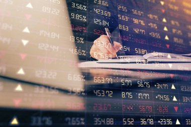 Dizüstü bilgisayar ve borsa forex grafik ile işadamı çift pozlama.