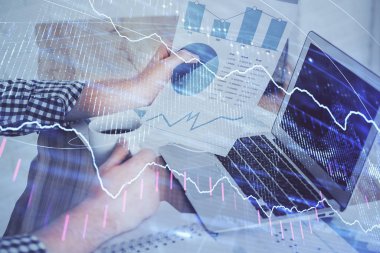Borsa grafiği arka plan ile kahve fincan ile işadamının ellerini çift pozlama. Araştırma ve ticaret kavramı.