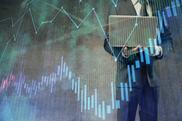 Gráfico de Forex con hombre de negocios que trabaja en el ordenador portátil en segundo plano. Concepto de trabajador. Exposición múltiple . —  Fotos de Stock