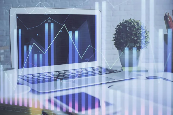 Holograma gráfico de Forex en la tabla con el fondo de la computadora. Doble exposición. Concepto de mercados financieros. —  Fotos de Stock