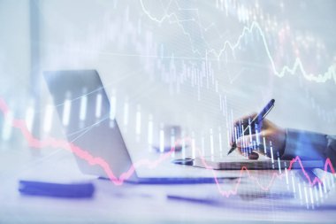 Arka planda bilgisayarda çalışan bir adamla birlikte çok sayıda formasyona maruz kaldık. Pazar analizi kavramı.