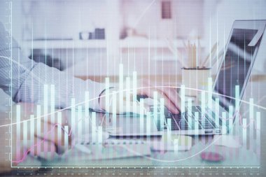 Arka planda bilgisayar üzerinde çalışan adam ile borsa grafiği çoklu pozlama. Finansal analiz kavramı.