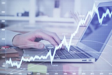Arka planda dizüstü bilgisayar üzerinde çalışan adam ile borsa grafiği çift pozlama. Finansal analiz kavramı.